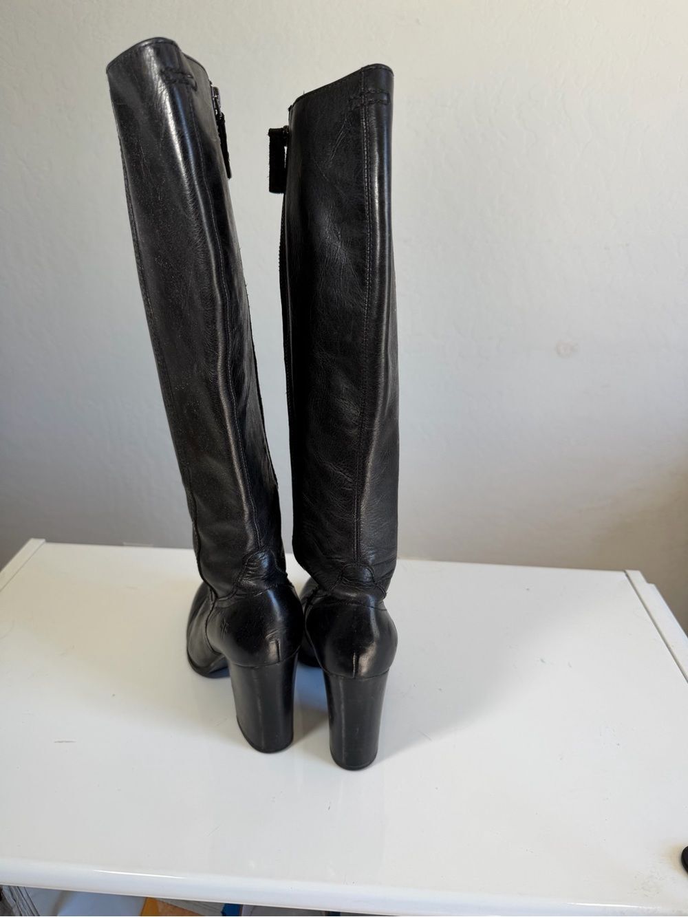 Frye Black Leather Knee-High Side-Zip Block Heel Boots - Size 7M - Picture 5 of 10